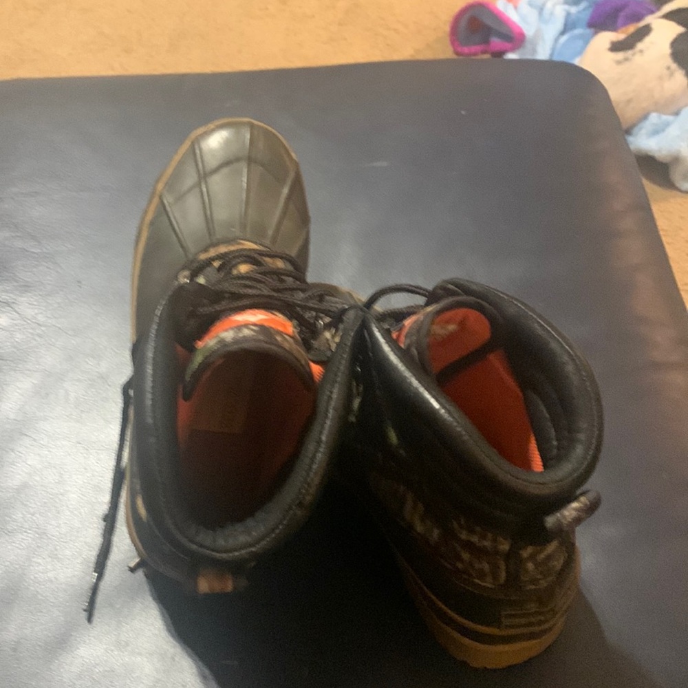 Cami/rubber duck type boys hunting boot size 5 big boys